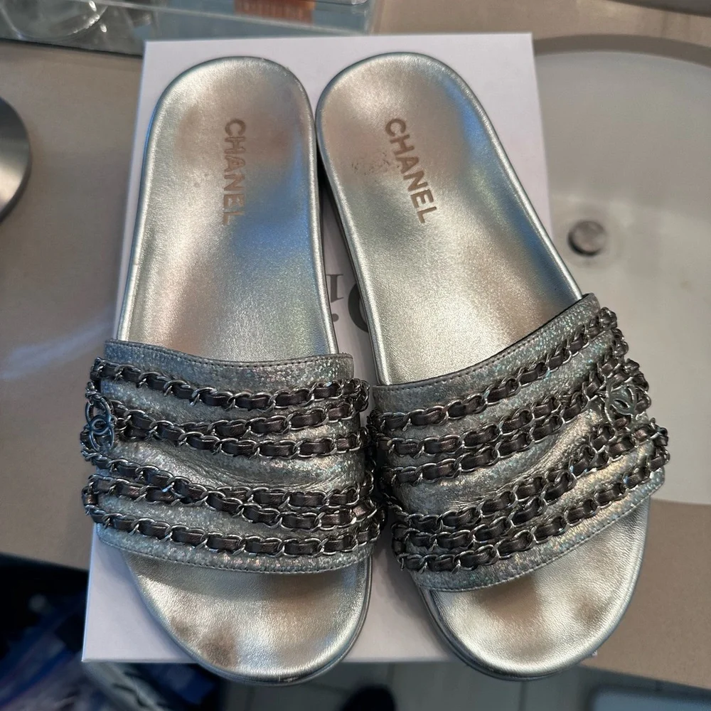 Chanel Chanel Metallic Silver Leather CC Chain Embellished Flat Slides Size 41